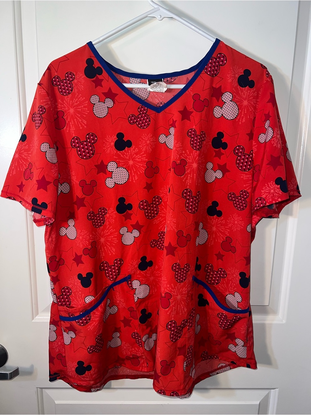 Disney Mickey Mouse Scrub Top XL Red Black White Stars - Picture 1 of 6